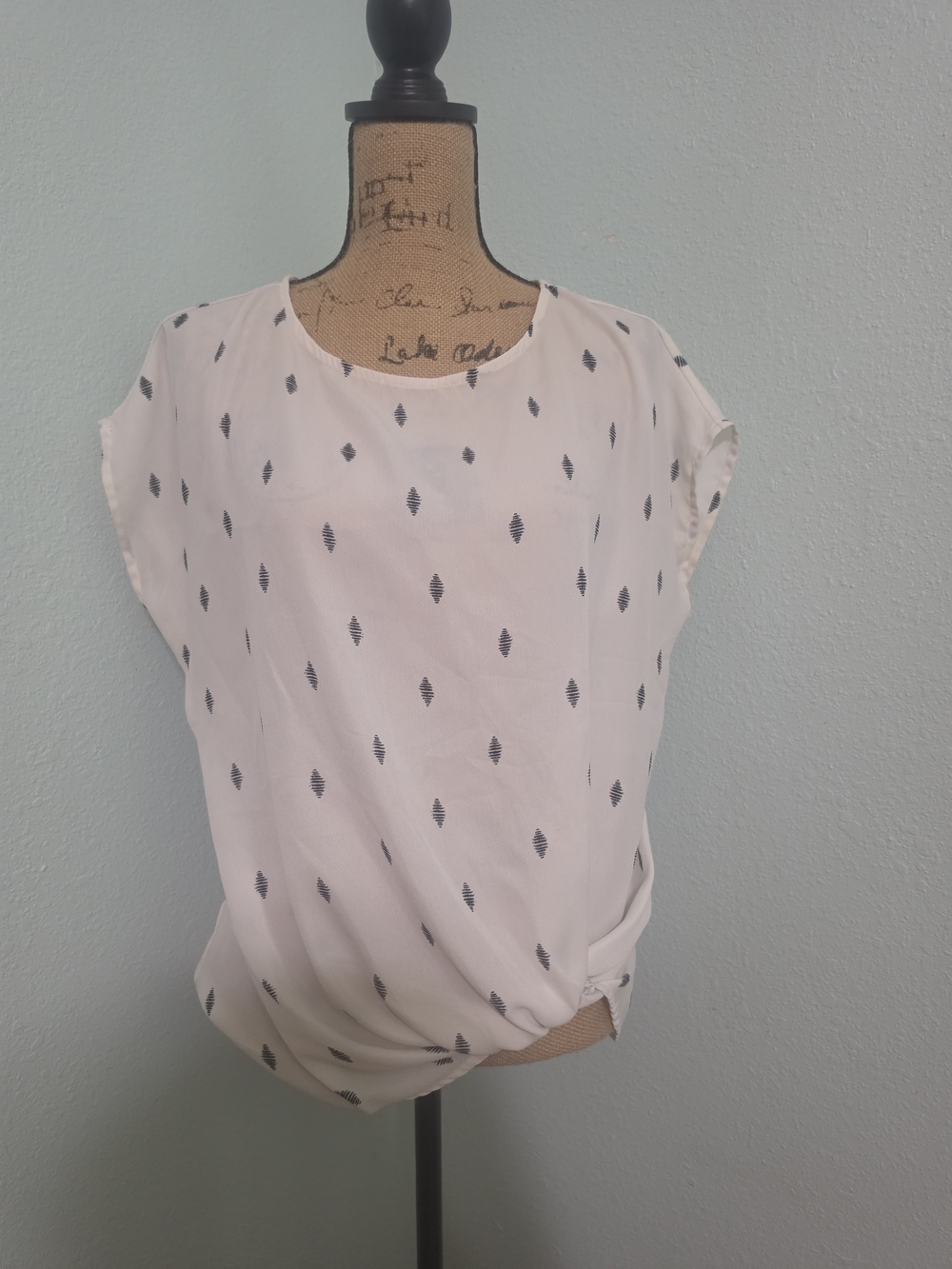 Women’s White Printed Short-Sleeve Twisted Hem Top